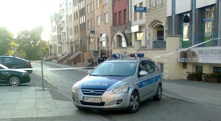 Bomba na Rybackiej? Policjanci dwie godziny sprawdzali budynek