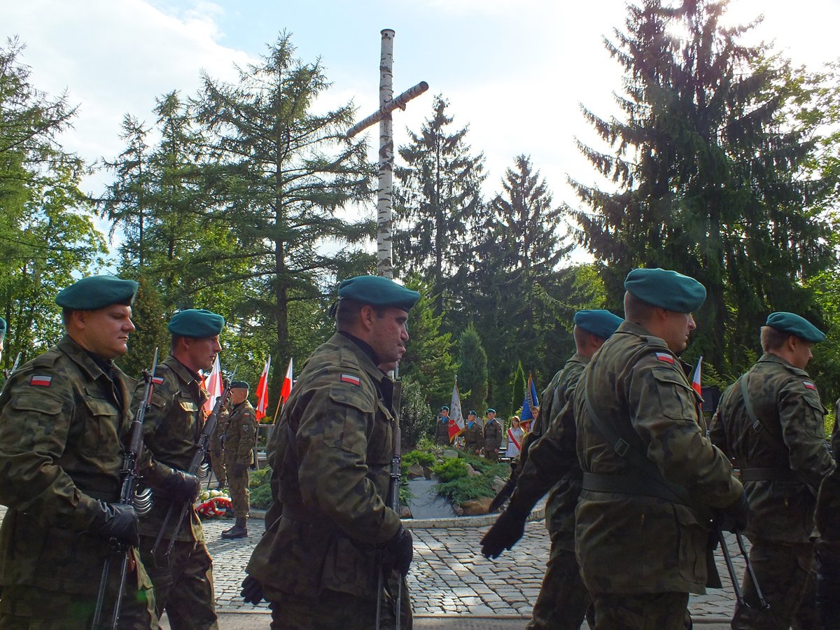 Apel poległych i salwa honorowa w rocznicę wybuchu II wojny światowej 