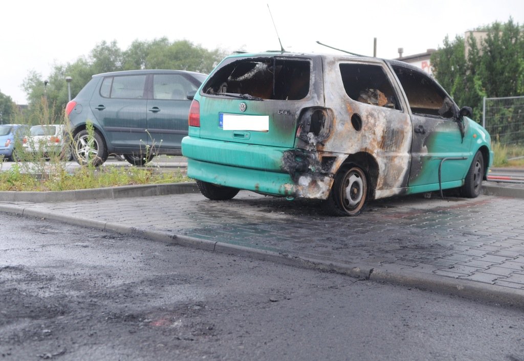 Ogień strawił dwa samochody. Sprawdzają, czy to podpalenie