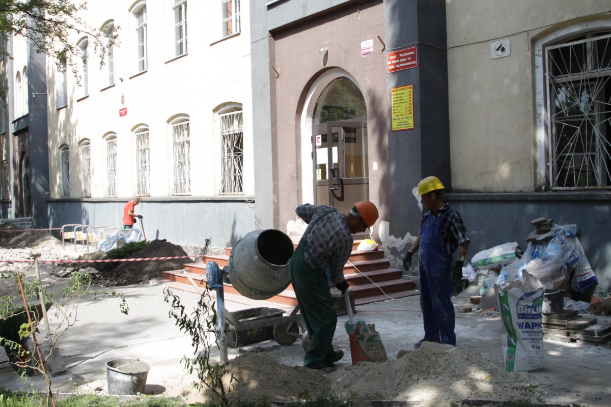 Wakacyjne remonty nie zakończą się z pierwszym dzwonkiem