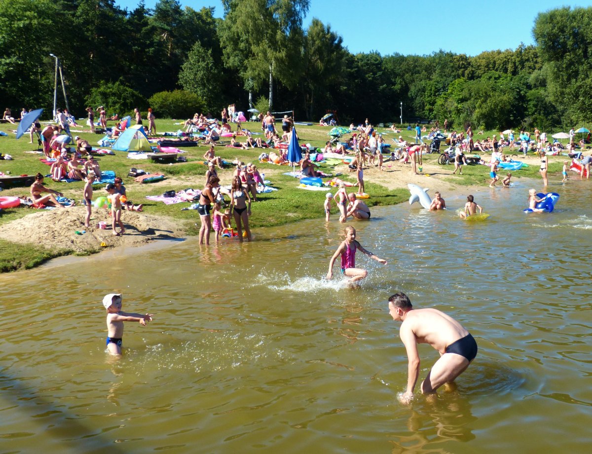 Po ochłodę nad wodę. Pasłęczanie oblegają kąpielisko nad jeziorkiem