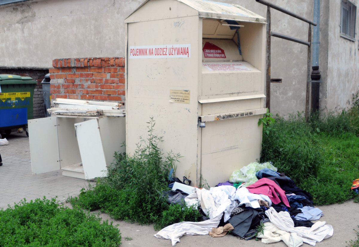 Do kogo należą kontenery na odzież?