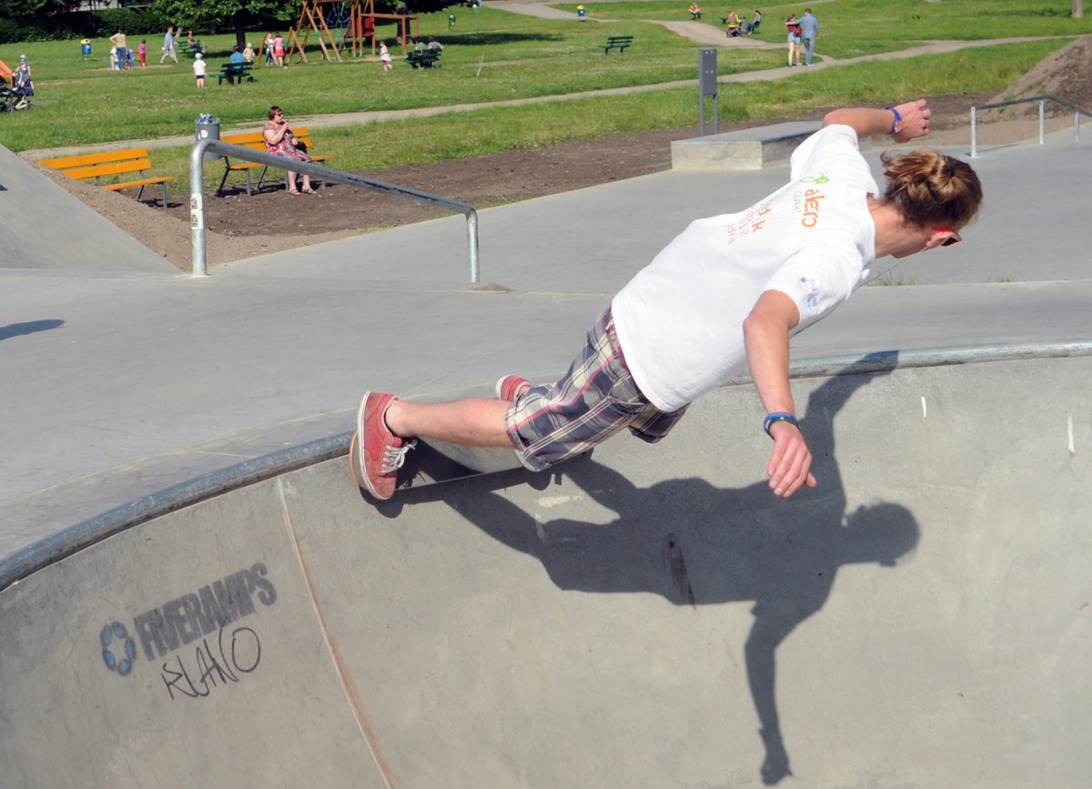 Skok na ławkę ze skateparku
