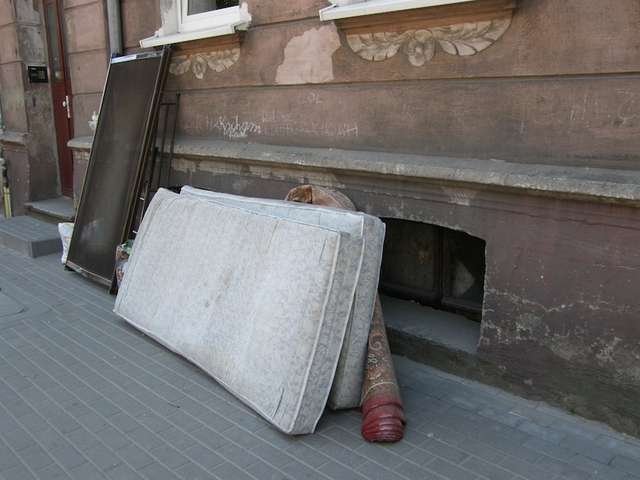 Zamieszanie ze śmieciami. Gdzie wyrzucić stary tapczan?