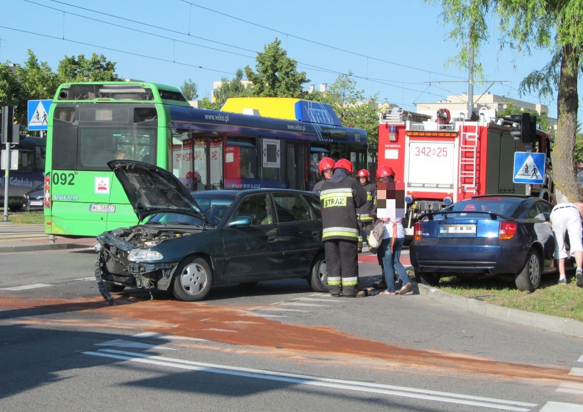 Zderzenie na skrzyżowaniu. Obaj kierowcy twierdzą, że mieli zielone światło