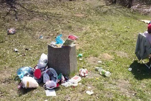 Wypoczynek na Jeleniej Dolinie wśród zwałów śmieci