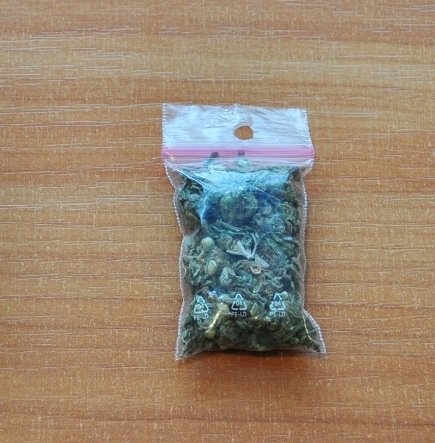 Zauważył policjantów więc wyrzucił marihuanę