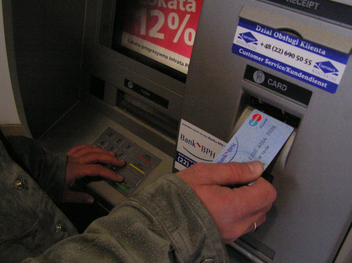 Znalazła w bankomacie 500 złotych i powiadomiła policję