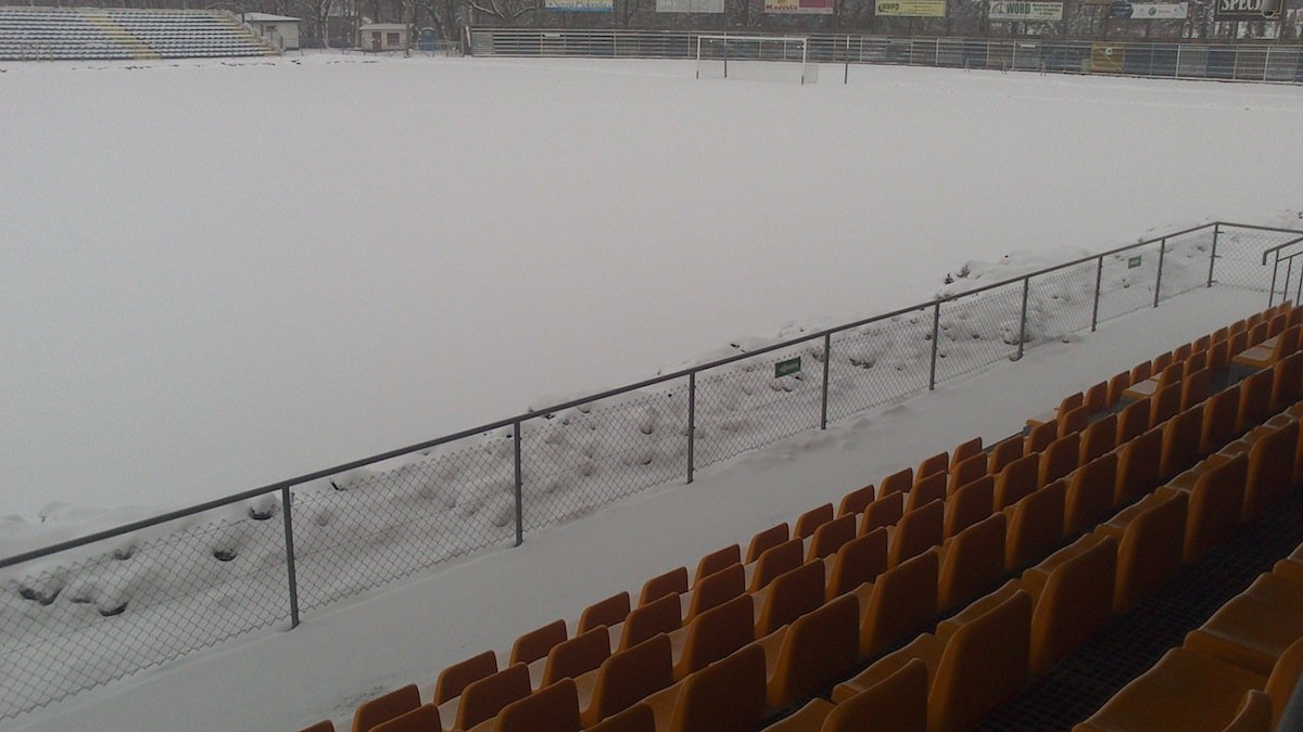 Czy Olimpia zagra w środę ze Stalą? Boisko pokryte śniegiem