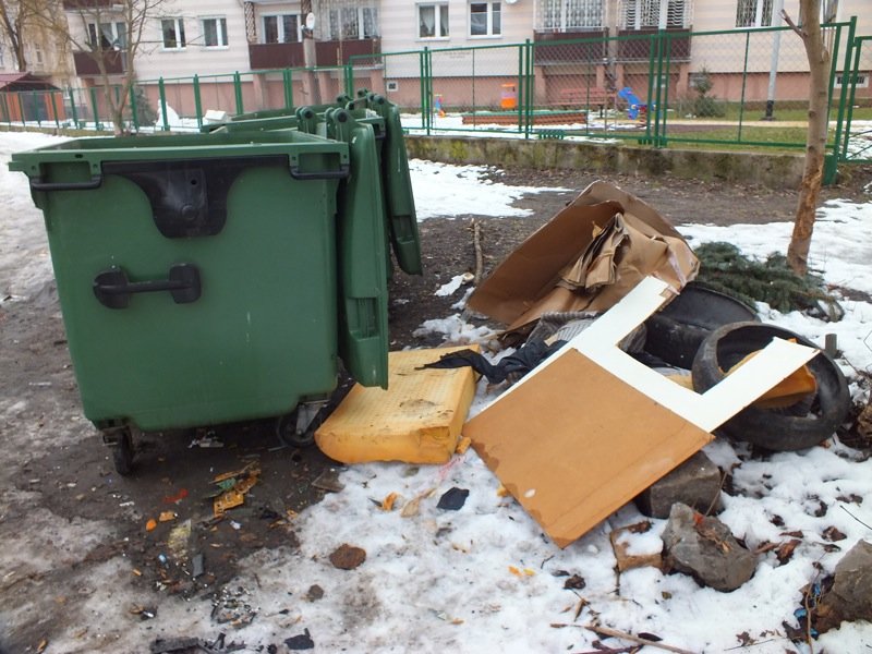 Mieszkańcy ul. Zacisze walczą ze śmieciami jak z wiatrakami