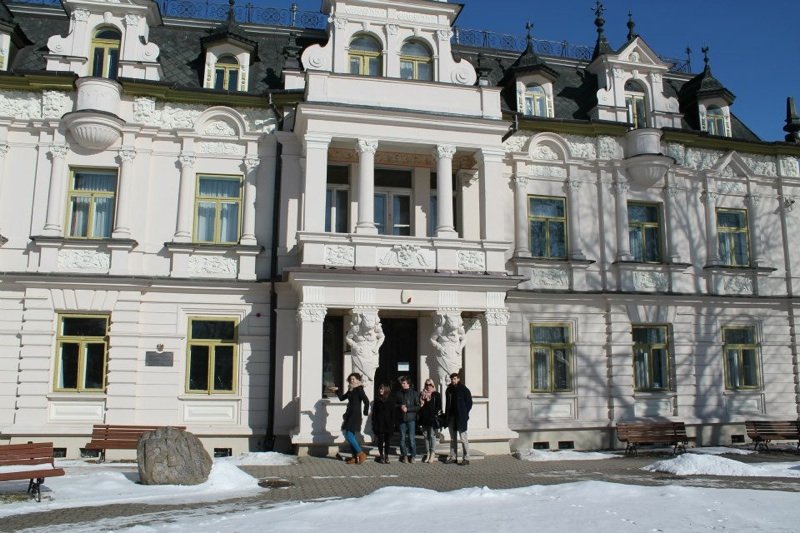 Liceum Plastyczne trzecie na przeglądzie rysunku, malarstwa i rzeźby