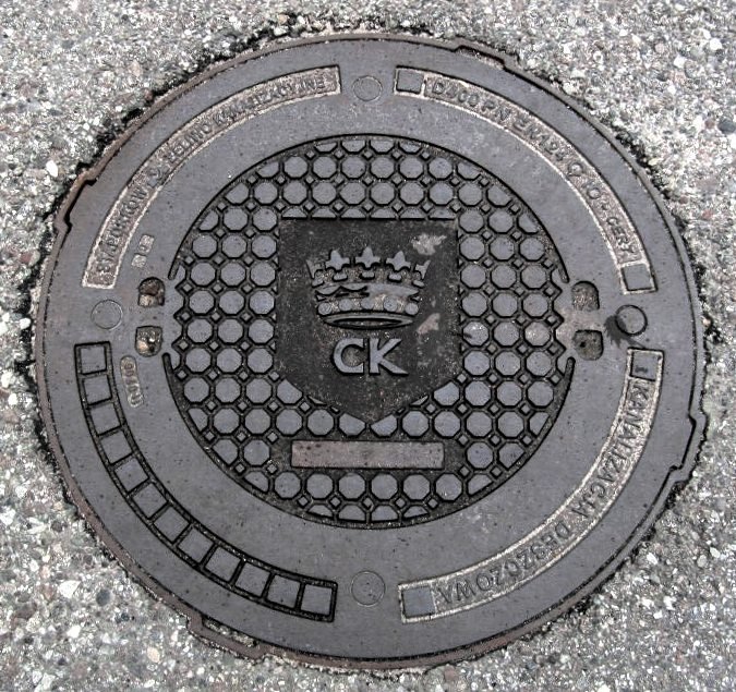 Elbląg promuje Kielce.Na klapach kanalizacyjnych