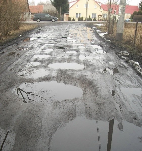 Ulicą Młyńską w Jegłowniku nie da się przejść, ani przejechać
