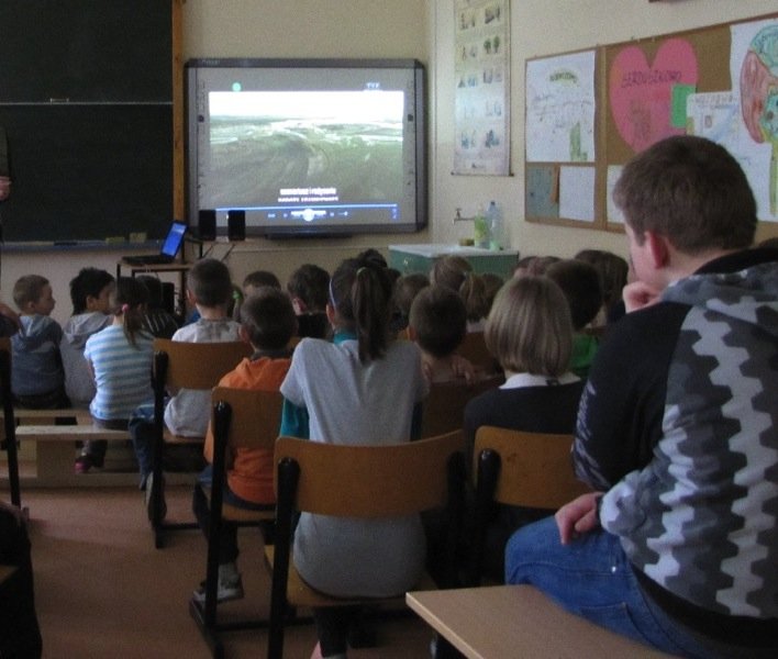 Gimnazjaliści grozili ochroniarzowi i przypalali krzesło