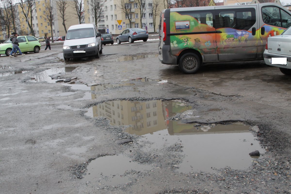 Parking straszący dziurami 