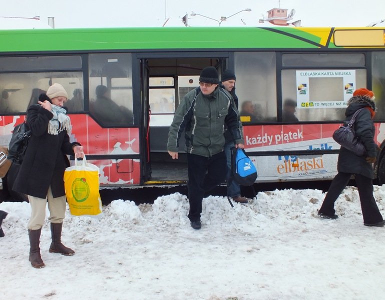 Na ulicach ślisko, a na chodnikach śniegu po kolana