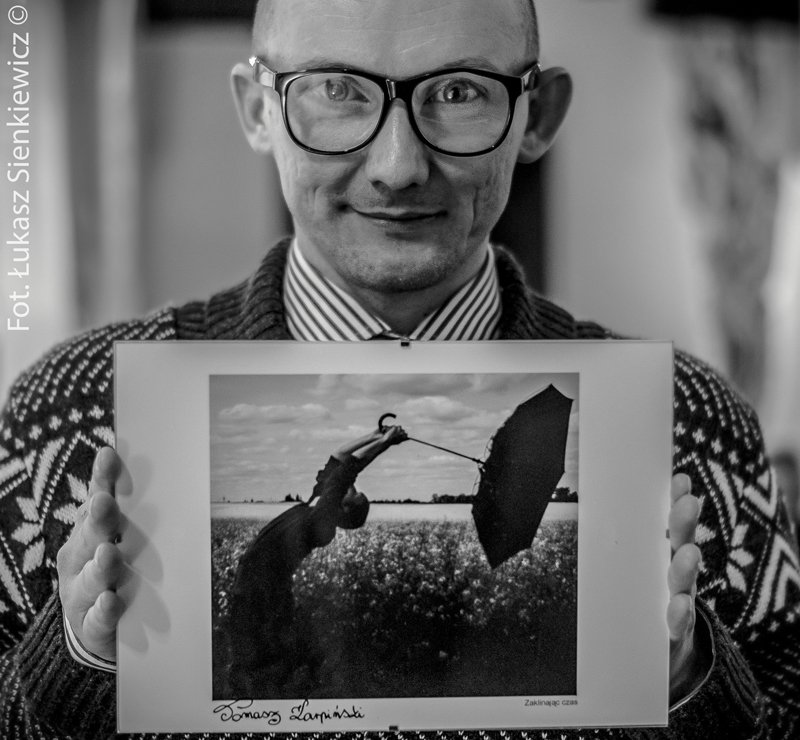 Oniryczny świat Tomasza Karpińskiego. Wystawa fotografii „Pół-Karpia” w Galerii EL