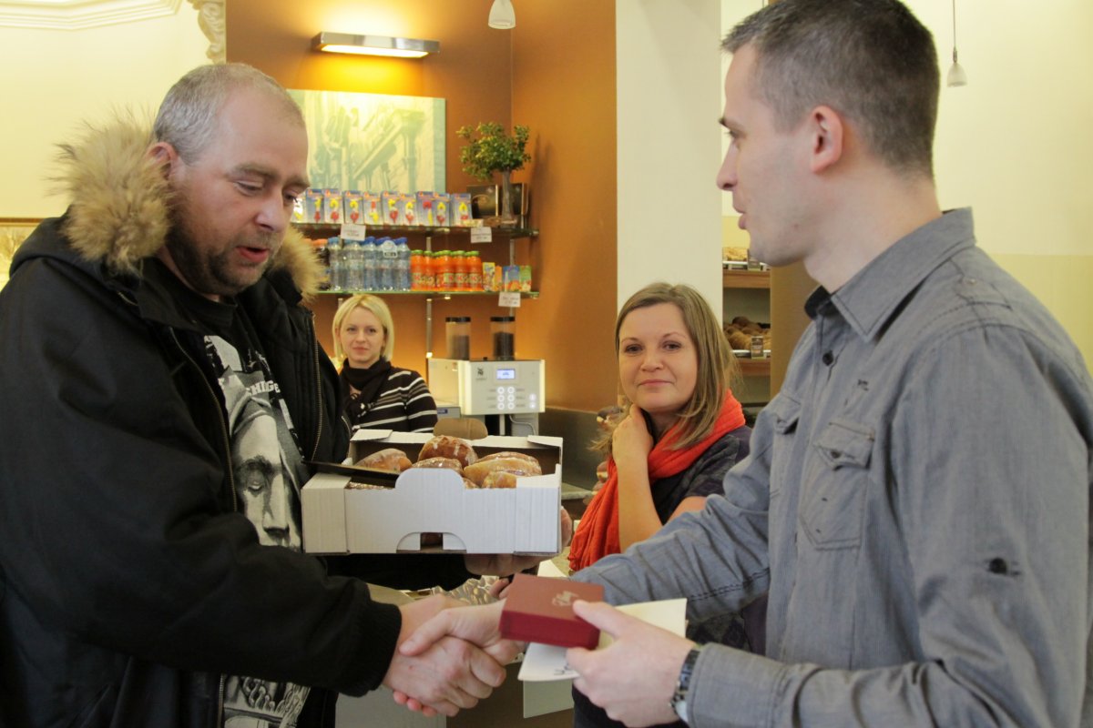 Oni są prawdziwymi mistrzami w jedzeniu pączków