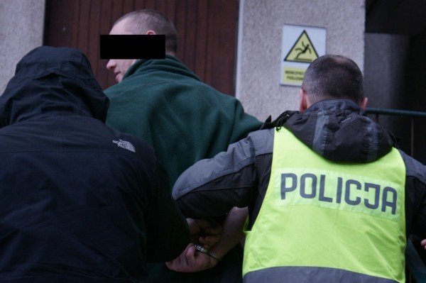 Napadł, przyłożył nóż do szyi i zażądał pieniędzy