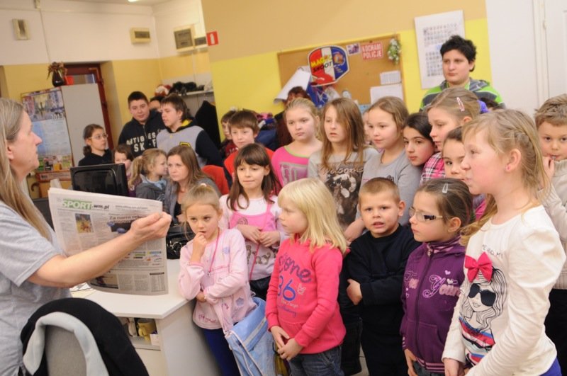Dzieci z półzimowiska poznawały pracę redakcji Dziennika Elbląskiego