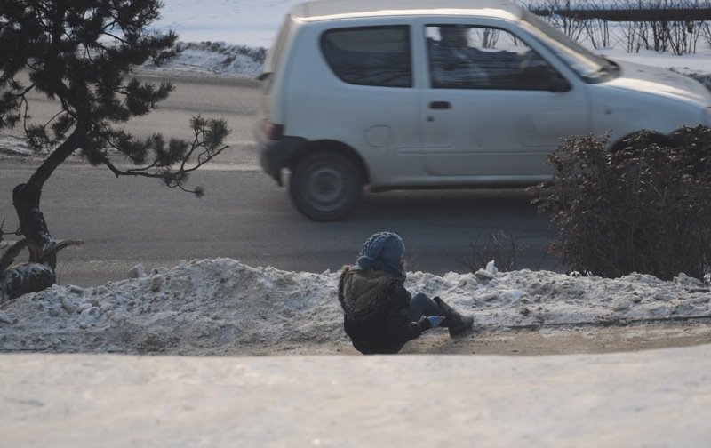 Z górki... pod samochód? Zabawa na granicy bezpieczeństwa