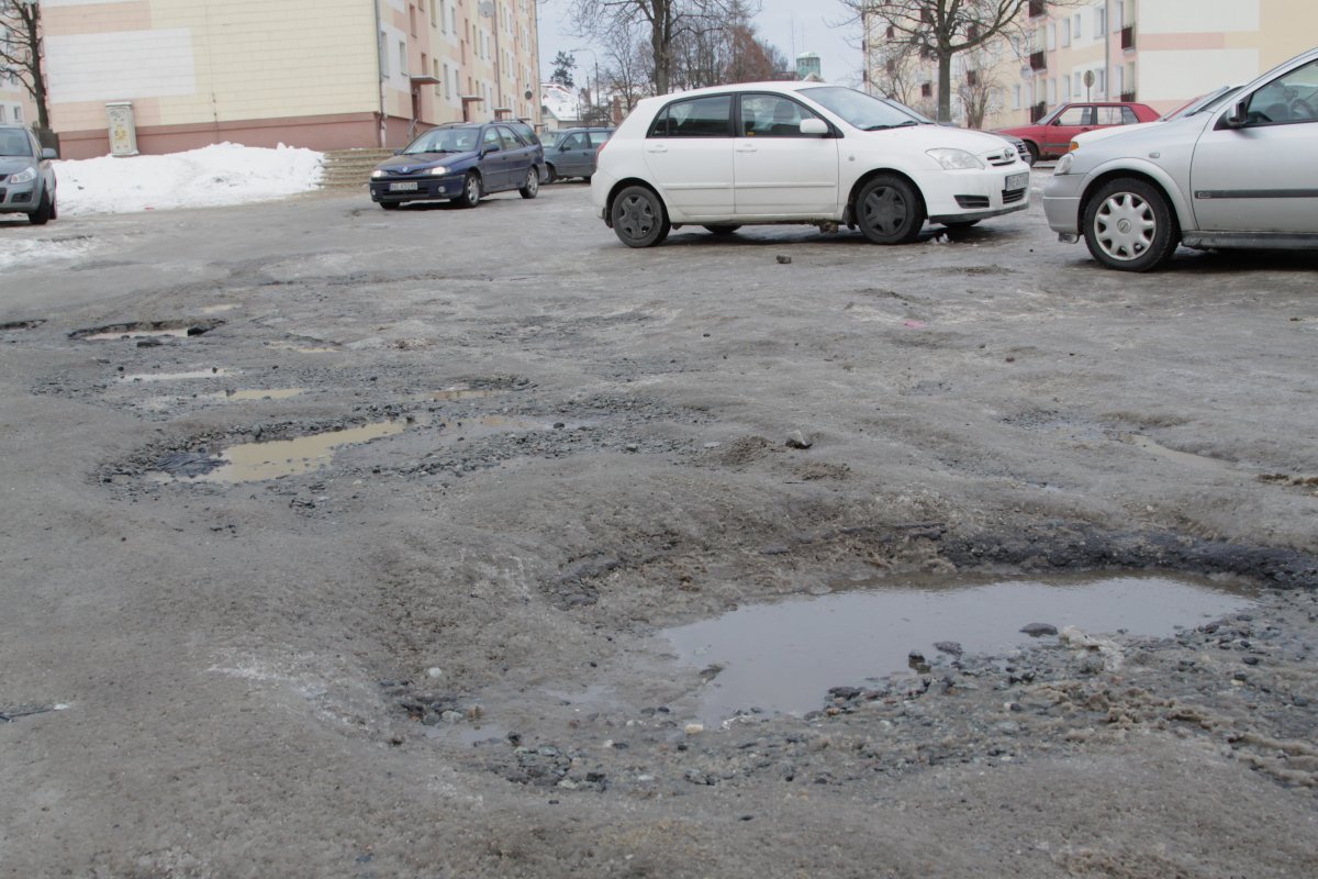  Lód, ubity śnieg  i dziury. Trudno o bardziej niebezpieczne warunki
