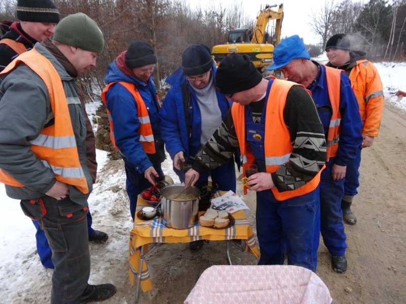 Mieszkańcy Suchacza karmią robotników na drodze 503