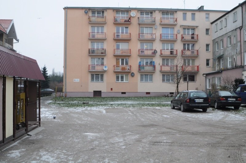 Było boisko, jest parking.  Co zostało z czynu społecznego?
