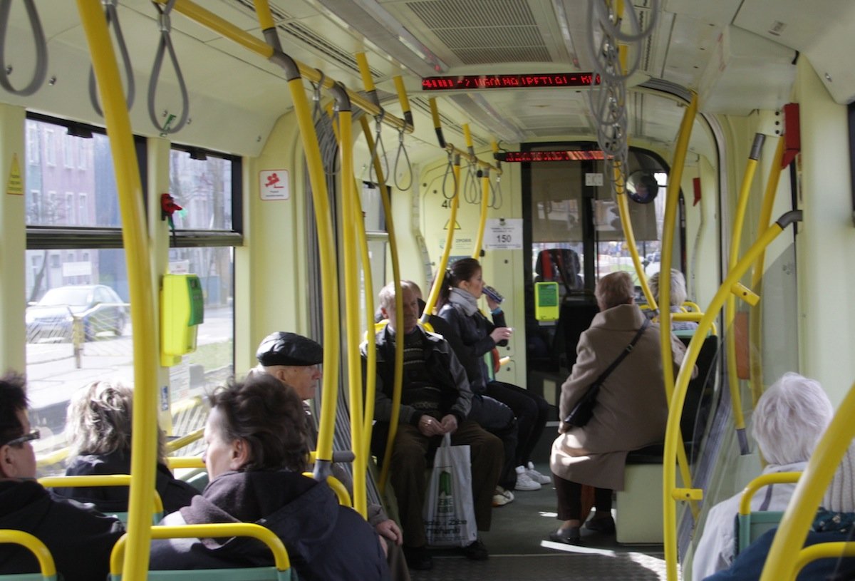Tak policja ostrzega przed oszustami w tramwajach i autobusach . Posłuchaj!