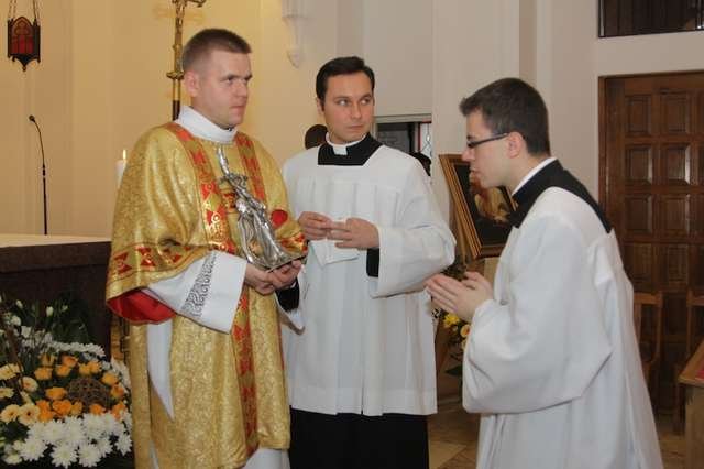 Relikwie błogosławionego Jana Pawła II w parafii Matki Boskiej Królowej Polski