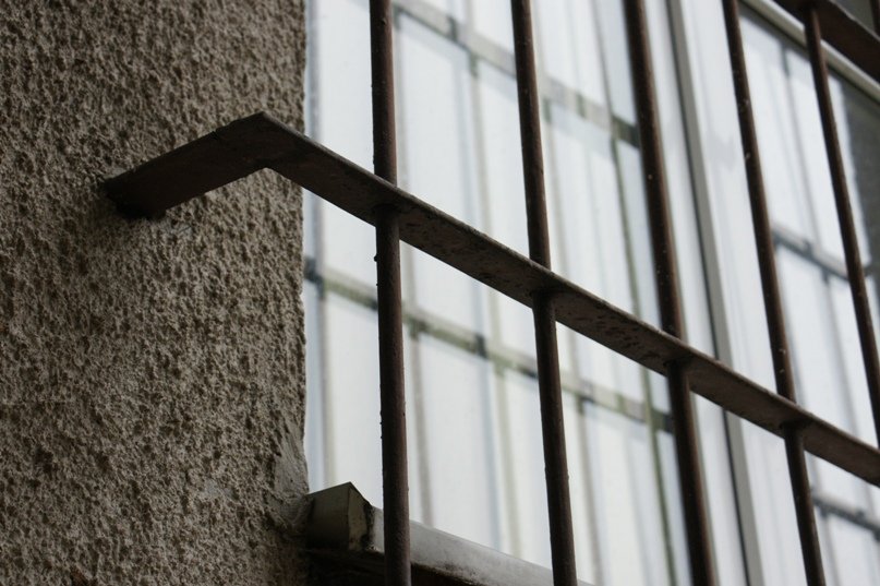Ukradli… kraty z okien i sprzedali w punkcie złomu