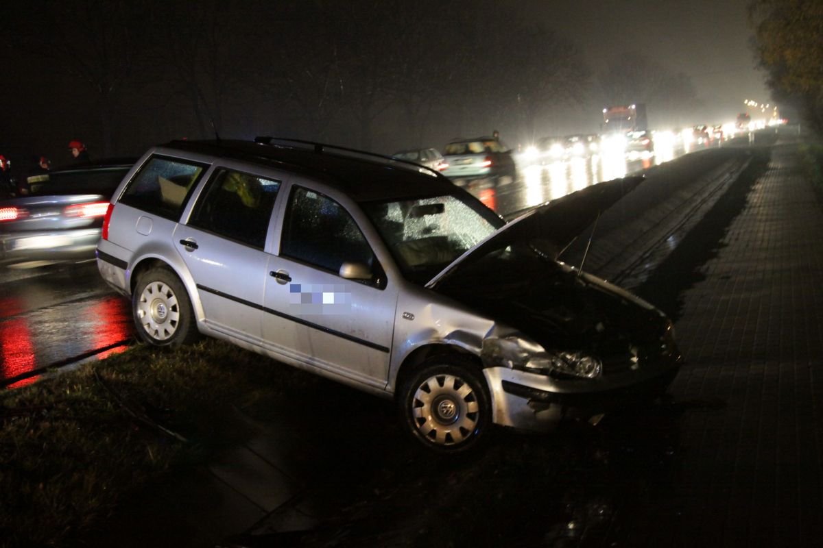 Groźnie na krajowej siódemce. Pięć aut rozbitych i trzy mandaty