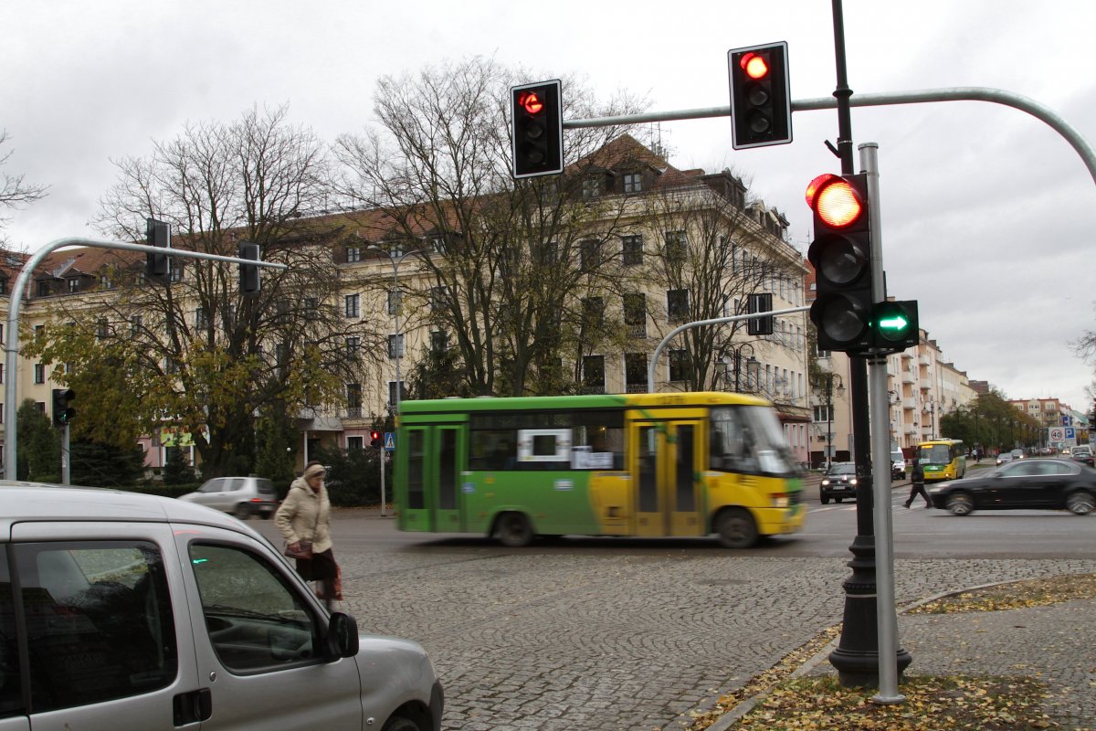 Lewoskręty i porządek na skrzyżowaniu Rycerska, Giermków, Wigilijna