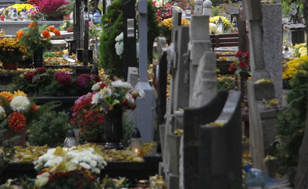 Cmentarze walczą z dłużnikami. Nieopłacone groby do likwidacji