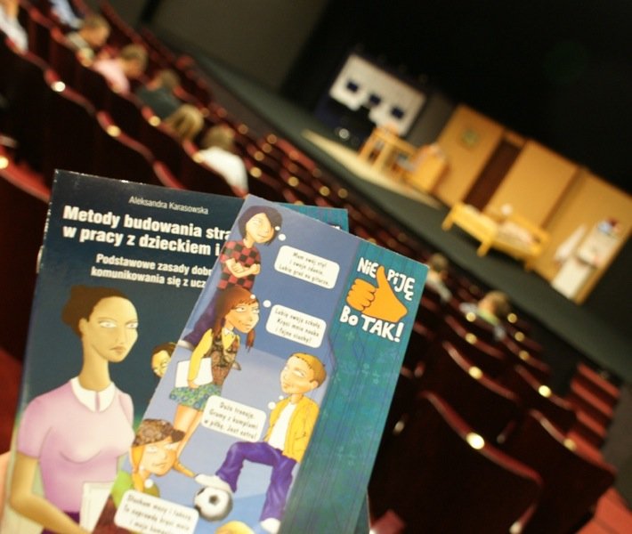 Edukacyjne spotkania policjantów z dziećmi i młodzieżą w teatrze