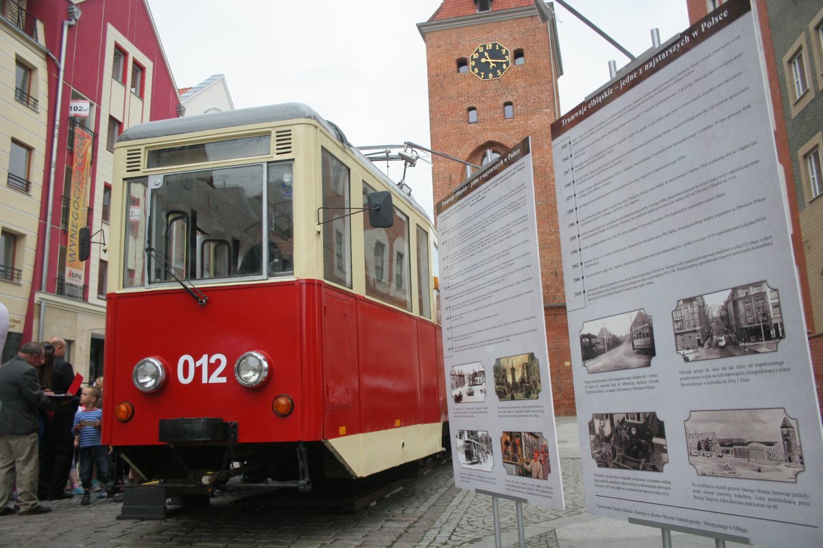 Dwaj nieletni rozbili stolik w zabytkowym tramwaju