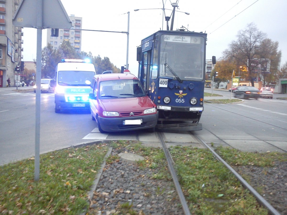 Stłuczka na skrzyżowaniu. Nie ustąpił pierwszeństwa tramwajowi
