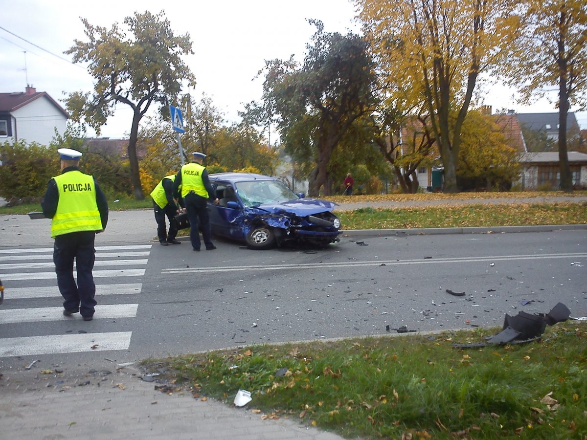 Wypadek na skrzyżowaniu. Nie zapiął pasów, wypadł przez okno