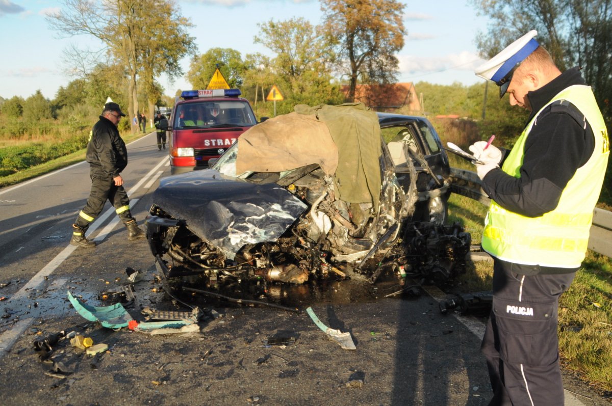 Osobówka zderzyła się z ciężarówką. Jedna osoba nie żyje