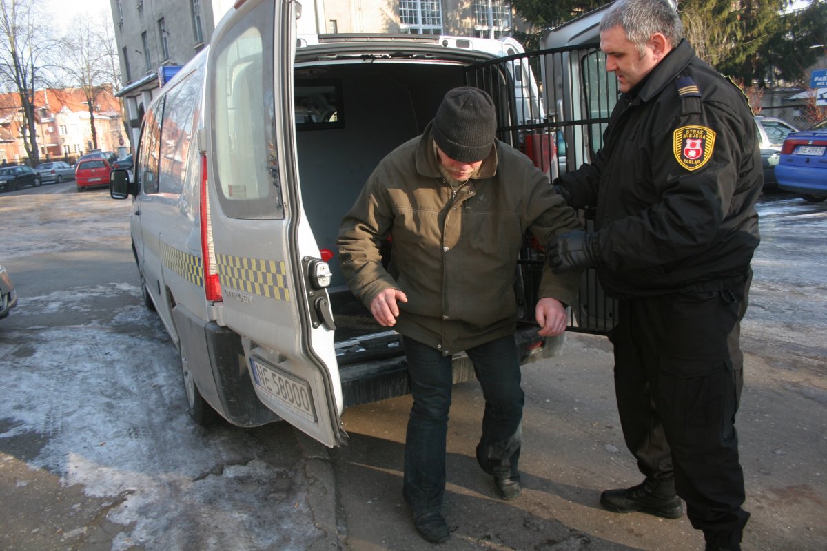 Bezdomni w Elblągu. Nie zostaną bez pomocy - deklarują służby