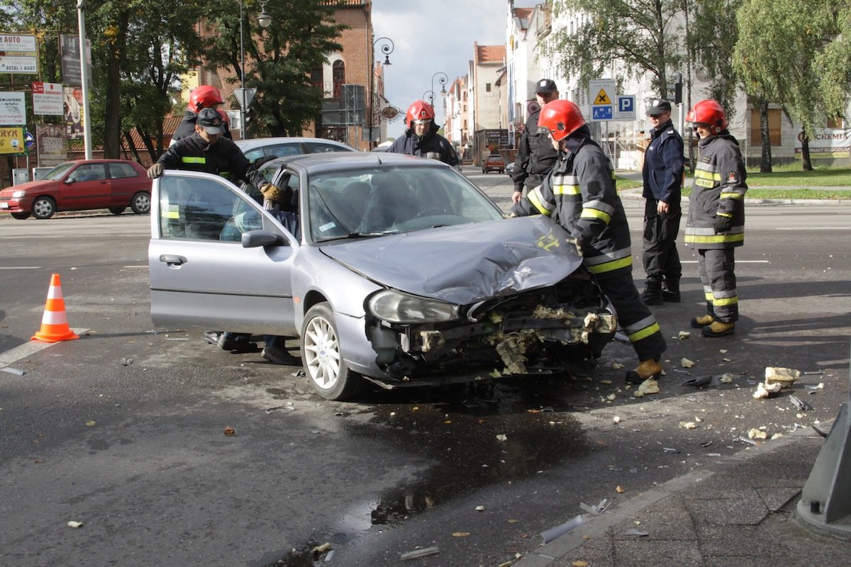 Stłuczka na skrzyżowaniu. Rozbite volvo i ford