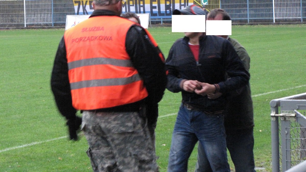 Wbiegł na boisko w trakcie meczu. 2-letni zakaz stadionowy i grzywna