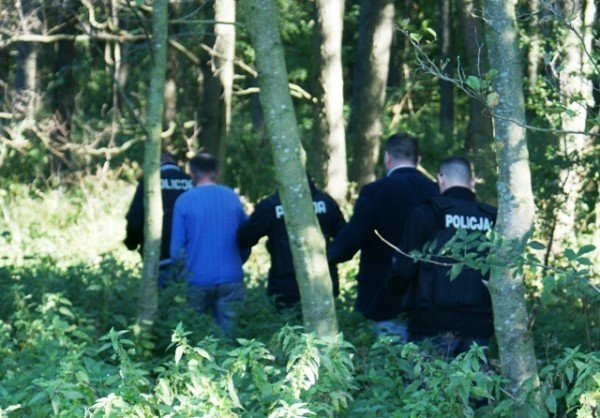 Nazwisko zabójcy jest  w pierwszym tomie akt
