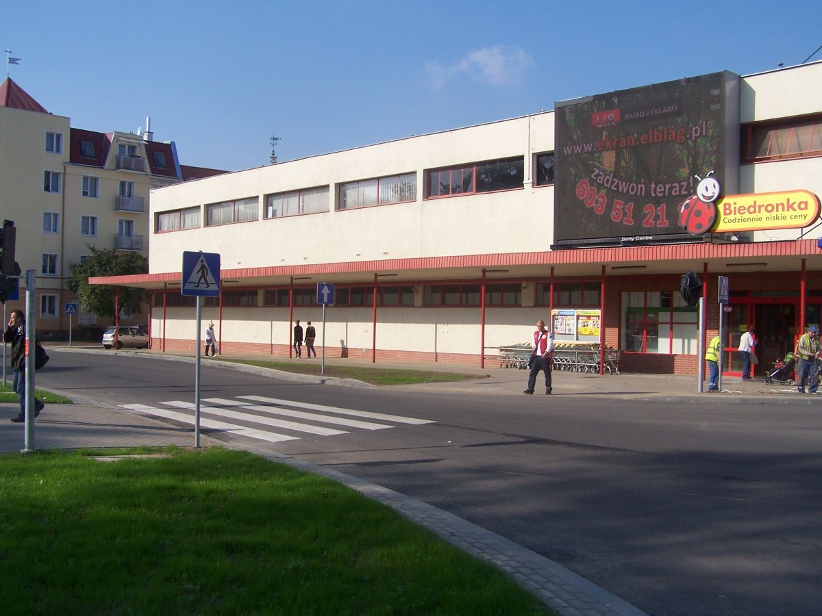 Przed Biedronką nie ma miejsc dla niepełnosprawnych  