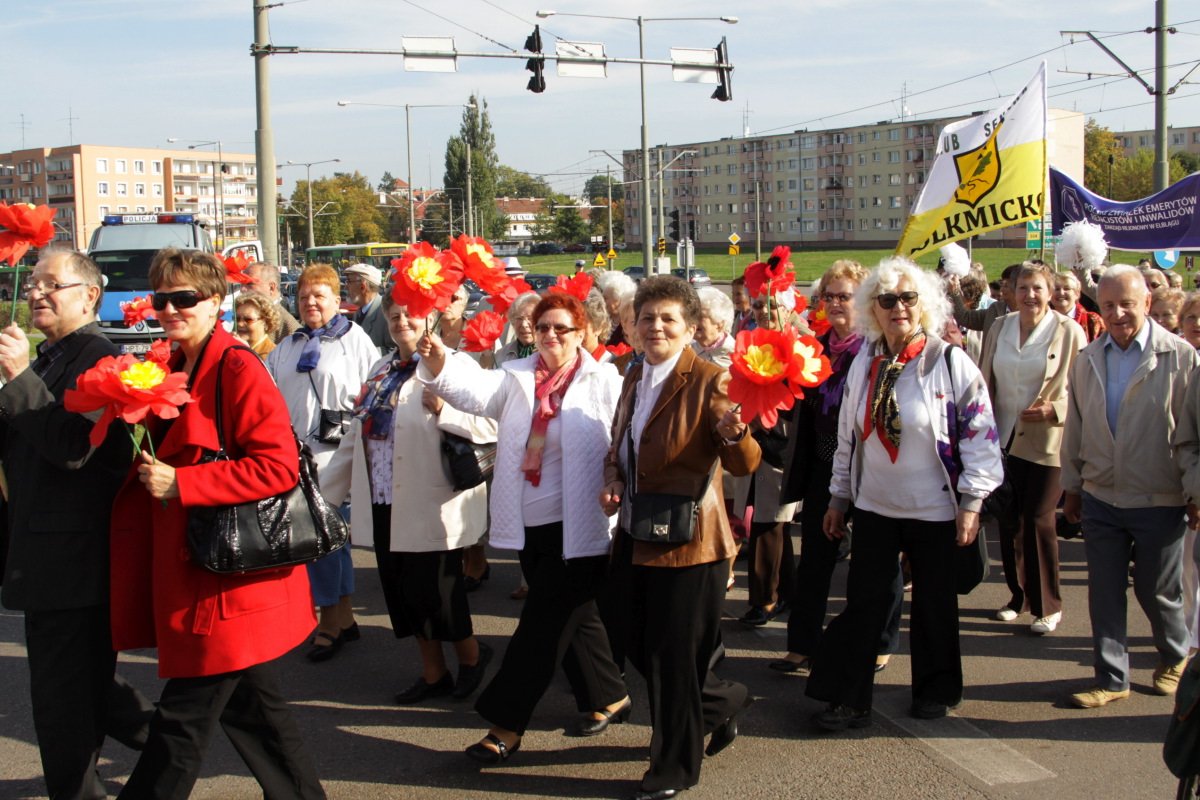 Najpiękniejsze jest życie  po pięćdziesiątce. Seniorzy przeszli ulicami Elbląga