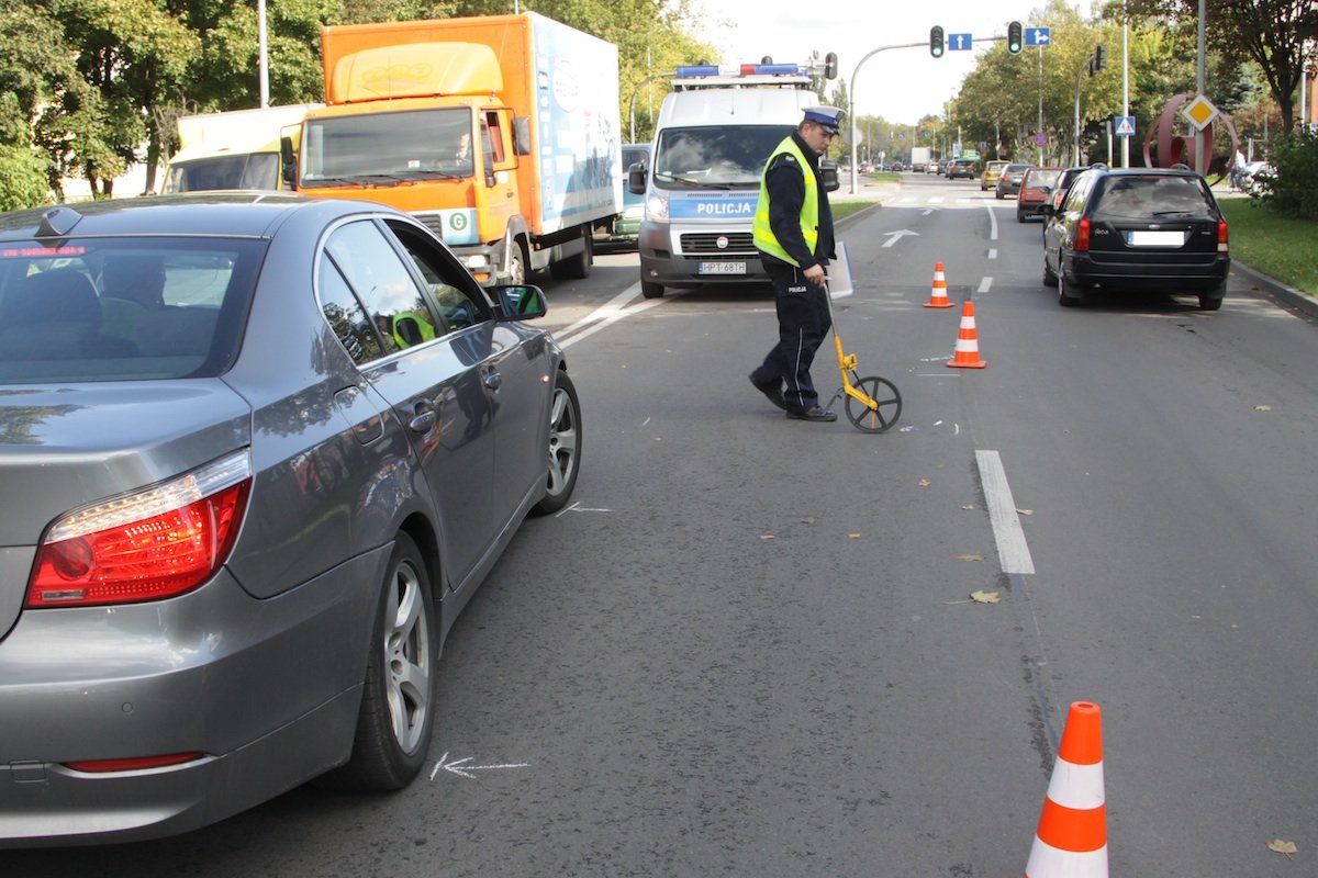 Przejście było blisko, chciała sobie skrócić drogę i... weszła pod bmw