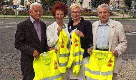 Z parasolką lub torebką na napastnika  