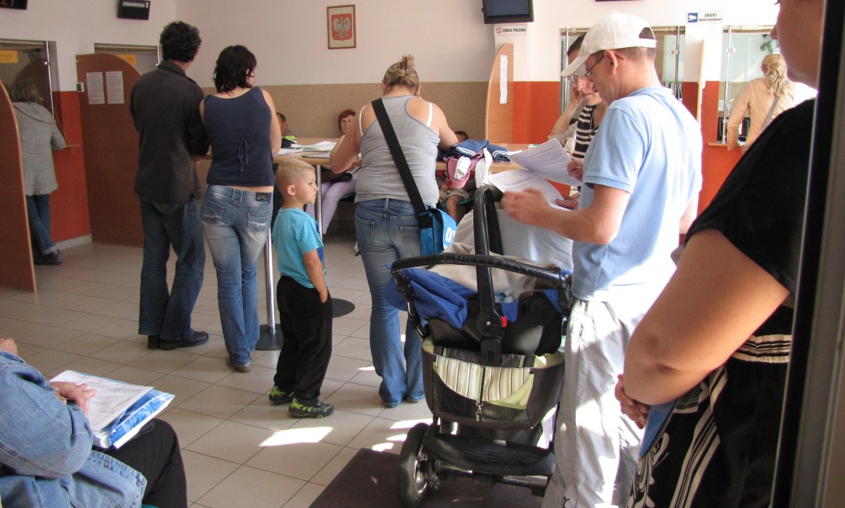 Nawet dwie godziny w kolejce po zasiłek rodzinny   