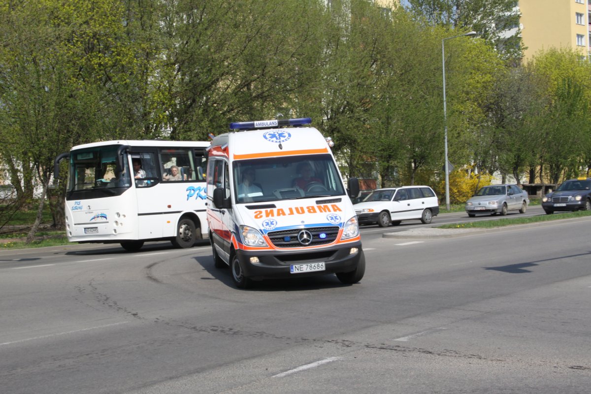 Pogotowie? Brzuch mnie strasznie boli. 