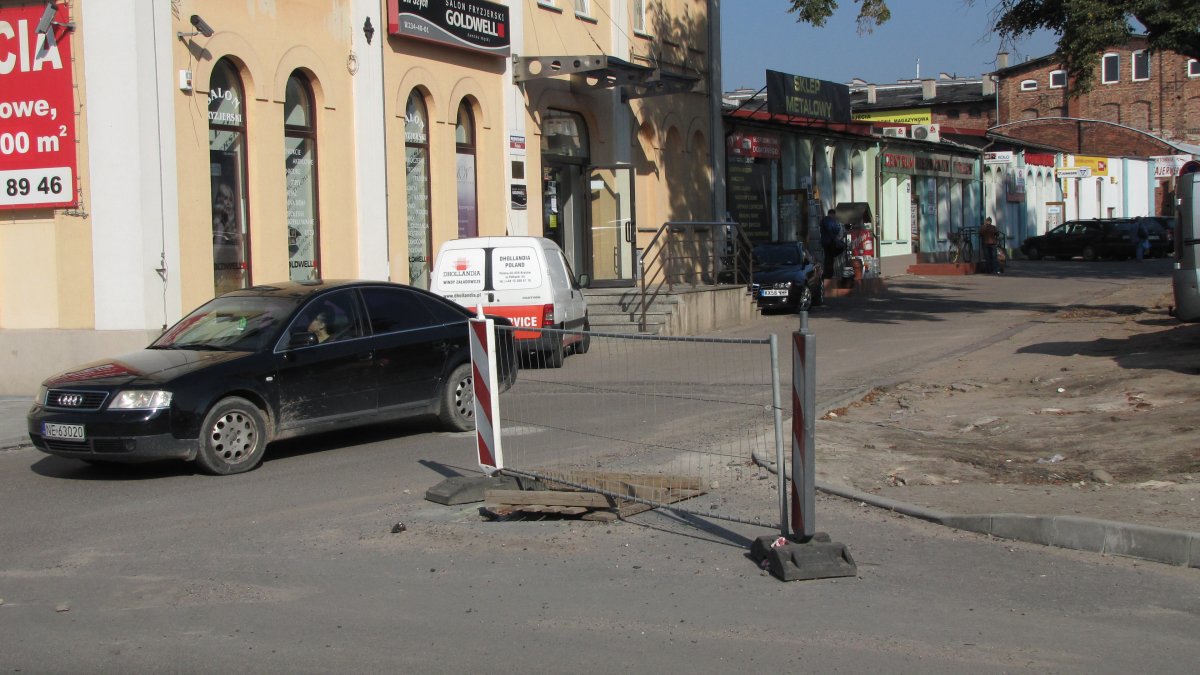   Zły dojazd odstraszył klientów       targowiska przy czołgu